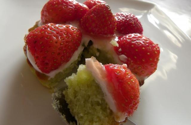 Tartelettes financières aux fraises et thé matcha - Photo par Rosenoisettes