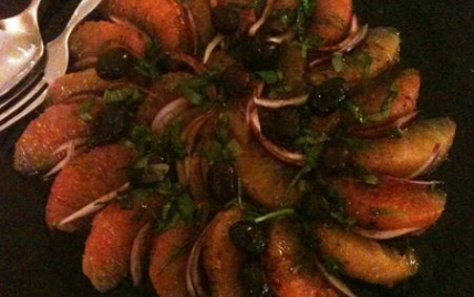 Salade de pamplemousse rose, oignon rouge et olives noires au basilic - Photo par Kikilatoque