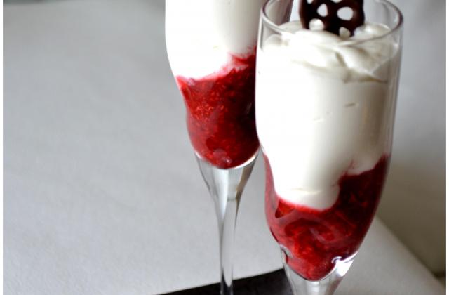 Mousse au chocolat blanc et framboises et basilic - Photo par un amour de recettes