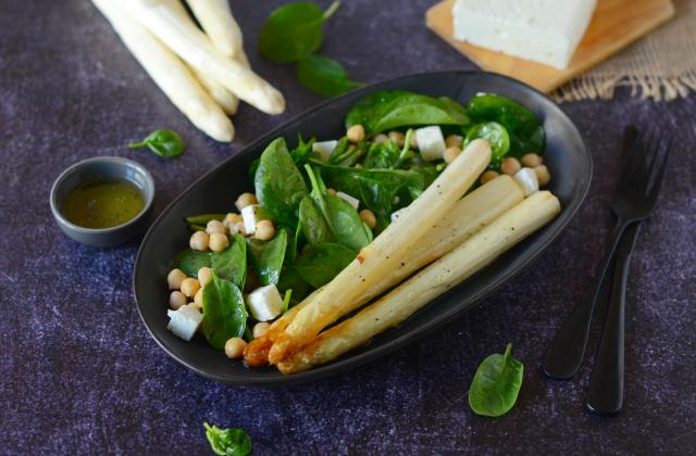 Salade d'Asperges des Sables des Landes IGP rôties aux pois chiches, pousses d'épinards et feta - Nadia Paprikas