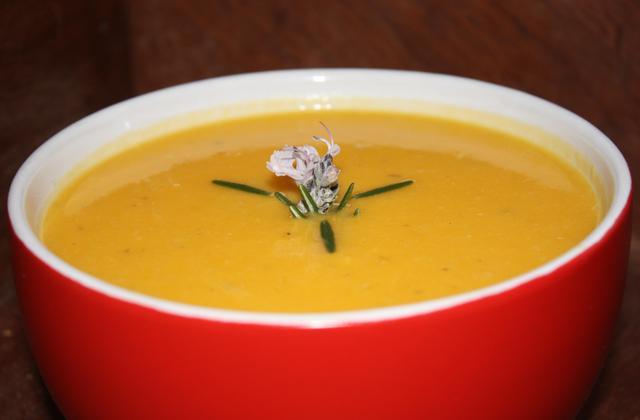 Velouté de potiron au cheddar fondu et romarin - Photo par annfleur