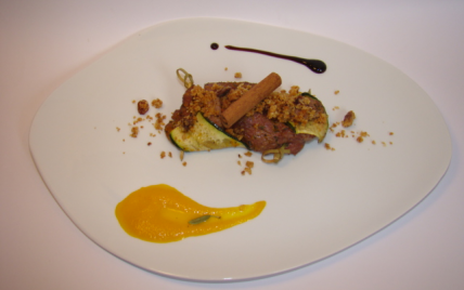 Tresse d'agneau et courgette aux saveurs orientales, jus de carotte à l'orange, crumble au pain d'épices - Sandrine Baumann