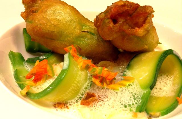Tempura de fleurs de courgettes farcies au risotto, blanc de seiches, mini-courgettes et écume de parmesan - Cédric de Coquillettes et Crustacés
