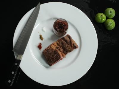 Basse côte de bœuf, sauce barbecue aux prunes - Photo par AOP Prune