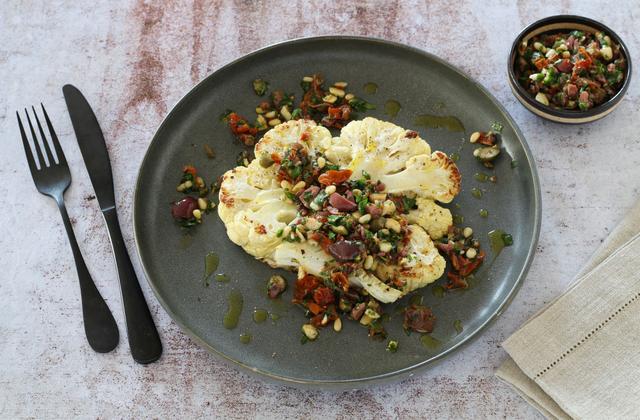Chou-fleur rôti, persillade aux olives et tomates séchées - Photo par Silvia Santucci