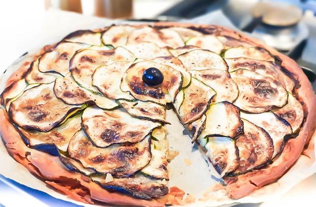 Tarte fine aux courgettes et tapenade noire - Photo par La Table des Intolérants
