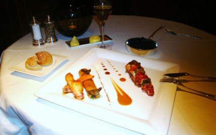 Le homard bleu rôti aux olives, cannelloni de ses pinces et jus coraillé du Chef Philippe Bohrer - Photo par Restaurant Au Crocodile