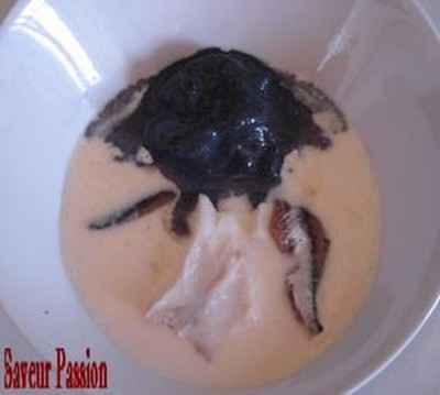 Crème d'ail, effeuillée de morue et anchois, glace à l'encre de seiche - Photo par Tiuscha-blog Saveur Passion