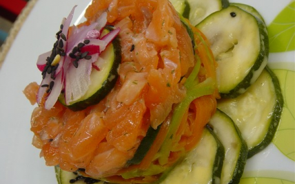 Tartare de saumon frais sur lit de carottes et courgettes - hmeder