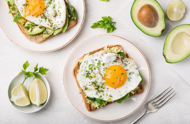 Tartine complète aux pousses d'épinard, avocat et œuf au plat - Photo par 750g