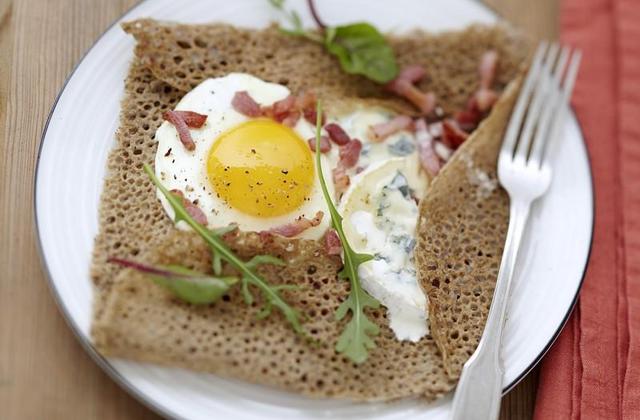 Galette de sarrasin au Bresse Bleu et aux lardons - Photo par Quiveutdufromage.com