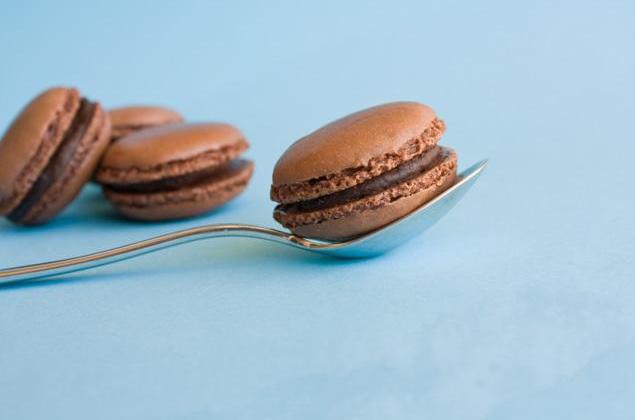 Macarons chocolat noir et blanc - Photo par kornce