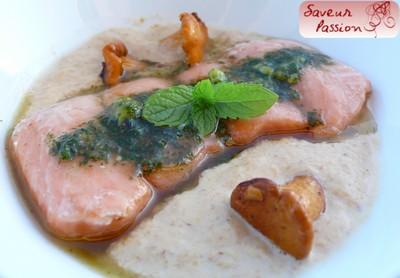 Saumon d'Ecosse mi-cuit, crème de girolles, pesto de menthe et wasabi - Photo par Tiuscha-blog Saveur Passion