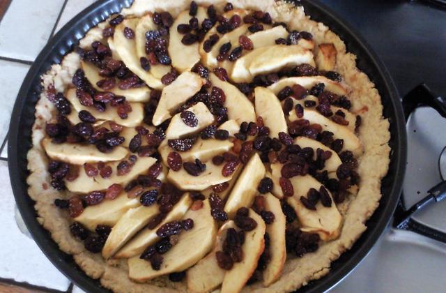 Tarte pomme-amande-raisins secs - Photo par valoou