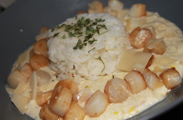 Saint-jacques et crème de poireau, accompagnés de riz - Photo par anne aux fourneaux