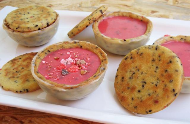 Tarte aux pralines roses revisitée aux graines de sésame noir complet bio et baies roses - Photo par OSER les couleurs dans votre assiette !