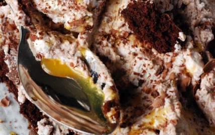 Gâteau au chocolat, chantilly au chocolat et passion - Photo par dorian_nieto