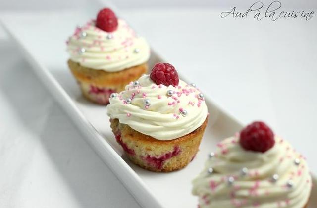 Cupcakes en rouge et noir (chocolat blanc et framboise) - Photo par Aude à la cuisine