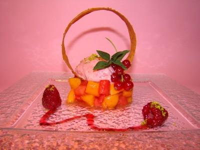 Tartare de melon et pastèque à la confiture melon frmaboise, croustillant à la poudre de pistaches vertes, mousse aux framboises fraiches - Photo par Sandrine Baumann