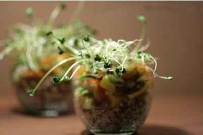 Verrine de quinoa, petite salade de surimi, mangue et graines germées. - Photo par nathju