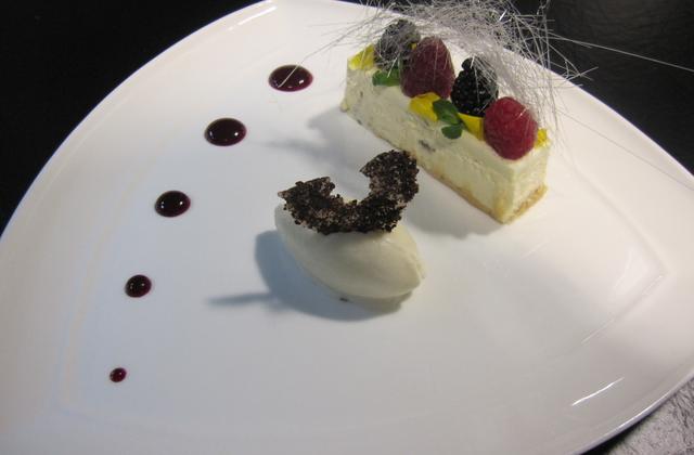New York cheesecake en version moderne, sorbet yaourt bulgare - Photo par Christophe Hay