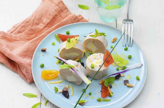 Rouelles de suprême de volaille farci au Carré Frais© 0 % au citron “Niçoise” de haricots verts aux herbes du jardin - Photo par Carré Frais