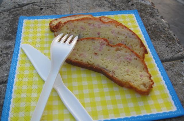 Cake au comté, allumettes fumées et oignons rouges - Photo par La bonne soupe