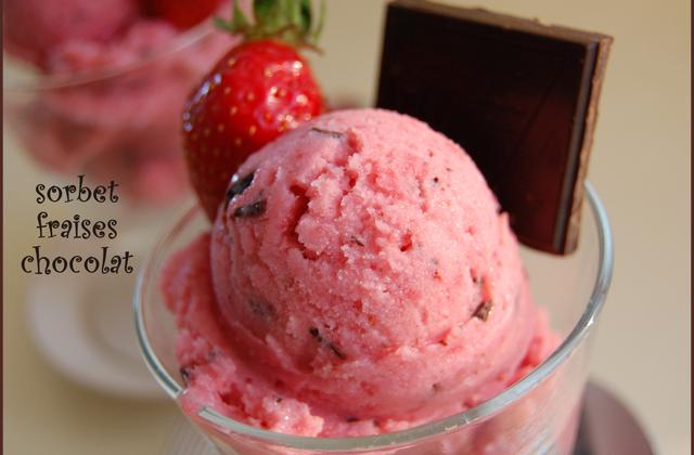 Glace au lait ou sorbet laitier aux fraises fraîches et au chocolat noir - Photo par Miss Diane
