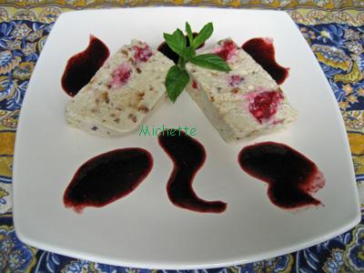 Nougat glacé à la crème de nougat, brousse, framboise et son coulis - Photo par baylerC