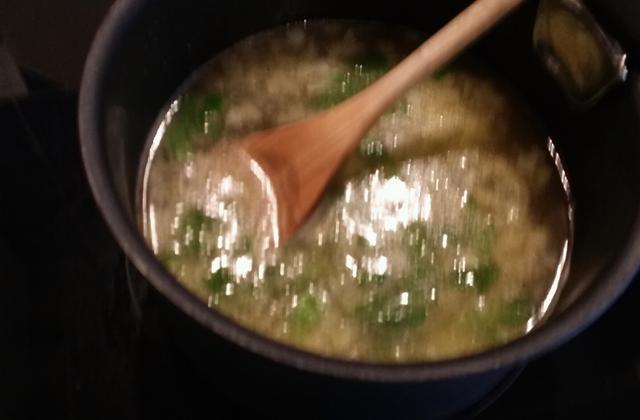 Soupe de fanes, copeaux de foie gras, radis et croûtons M&A - Photo par dimegln