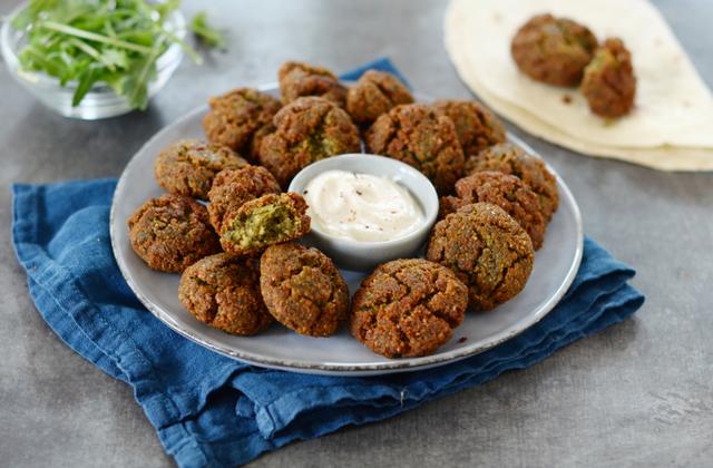 Falafels et sa sauce au tahiné - Photo par Nadia Paprikas