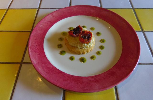 Sablés au comté à la crème pâtissière à l'ail de Lomagne, tomates confites et coulis basilic - Photo par angoli