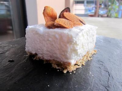 Cheesecake salé à la mousse d"ail blanc de Lomagne, chips d"ail - Photo par nadasto