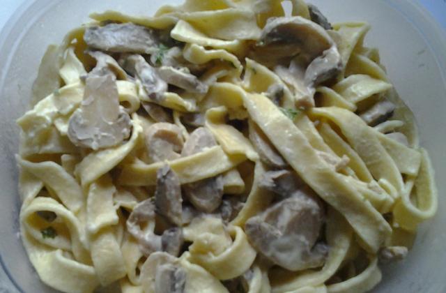 Tagliatelles maison à la crème et champignons - Photo par ameliefMz