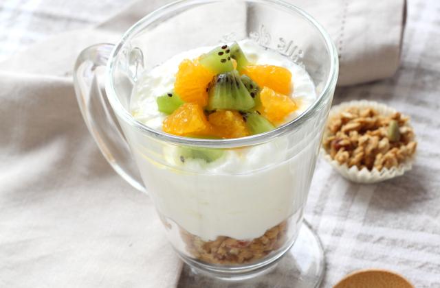 Faisselle au granola et fruits frais - Photo par Silvia Santucci