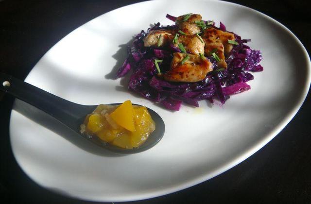 Salade de chou rouge au raifort et émincé de dinde caramélisé - moum00