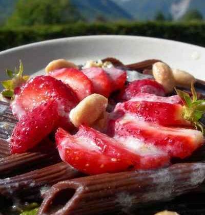 Pâtes au chocolat, fraises et coulis de nougat - Photo par leplai