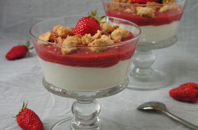 Coulis de gariguettes, rhubarbe sur son fromage blanc au kiri, crumble biscuit amande - Photo par misyl4