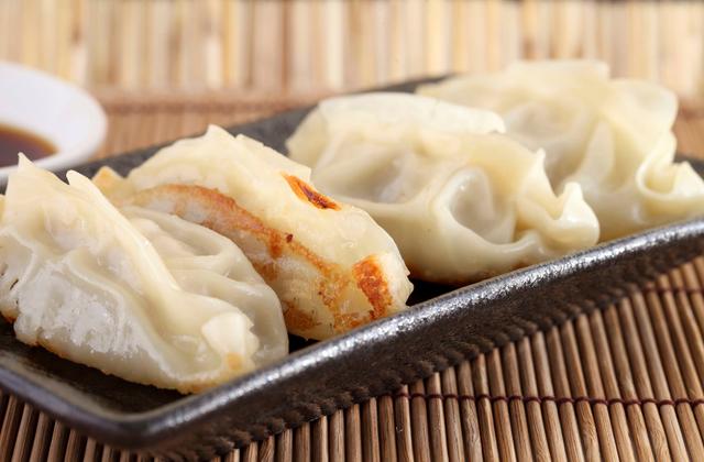 Gyoza ou raviolis japonais - Photo par ochato