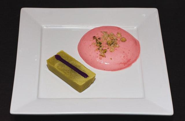 Gelée de banane à la myrtille, espuma de fraise - Photo par tberga
