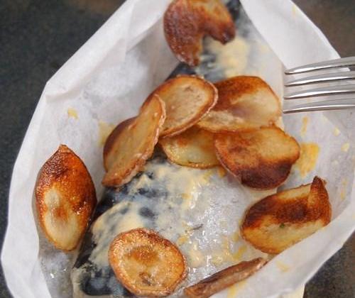 Maquereaux à la moutarde en papillote et chips de pommes de terre - Photo par Amora