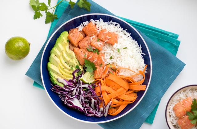 Poke bowl au saumon mariné et riz basmati - Photo par Uncle Ben's®