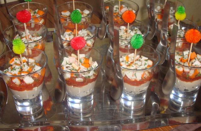 Verrines de thon, tomates, surimi - Photo par nadegehG