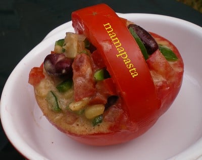 petite salade en panier de tomate - mamapasta