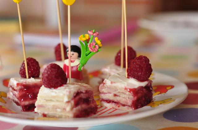 Mini sandwichs Harrys onctueux aux framboises & St Môret® - Photo par Snapulk