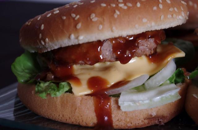Hamburger maison sauce barbecue - Photo par elisedr