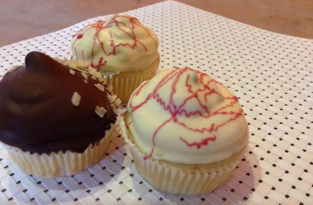 Cupcakes à chapeau cœur framboise - Photo par melnojo