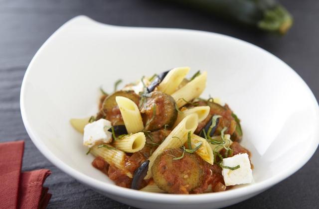 Salade de penne aux Courgettes, chèvre frais, basilic et olives noires - Photo par Cassegrain