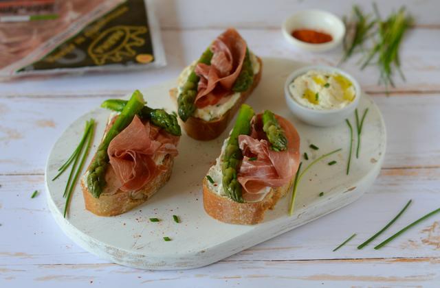 Bruschetta aux asperges et au jambon de Parme AOP - Photo par Nadia Paprikas