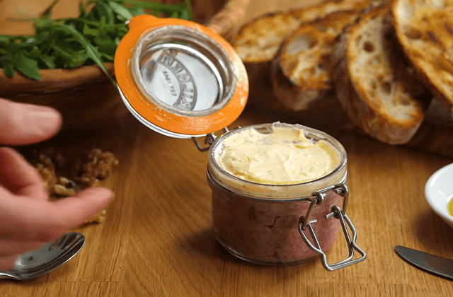 Foie gras vegan ou Faux gras - Photo par Alexis Gauthier pour PETA